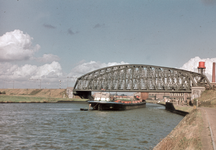 21954 Gezicht op de spoorbrug over het Amsterdam-Rijnkanaal (Demka-brug) in de lijn Utrecht-Amsterdam te Utrecht met ...